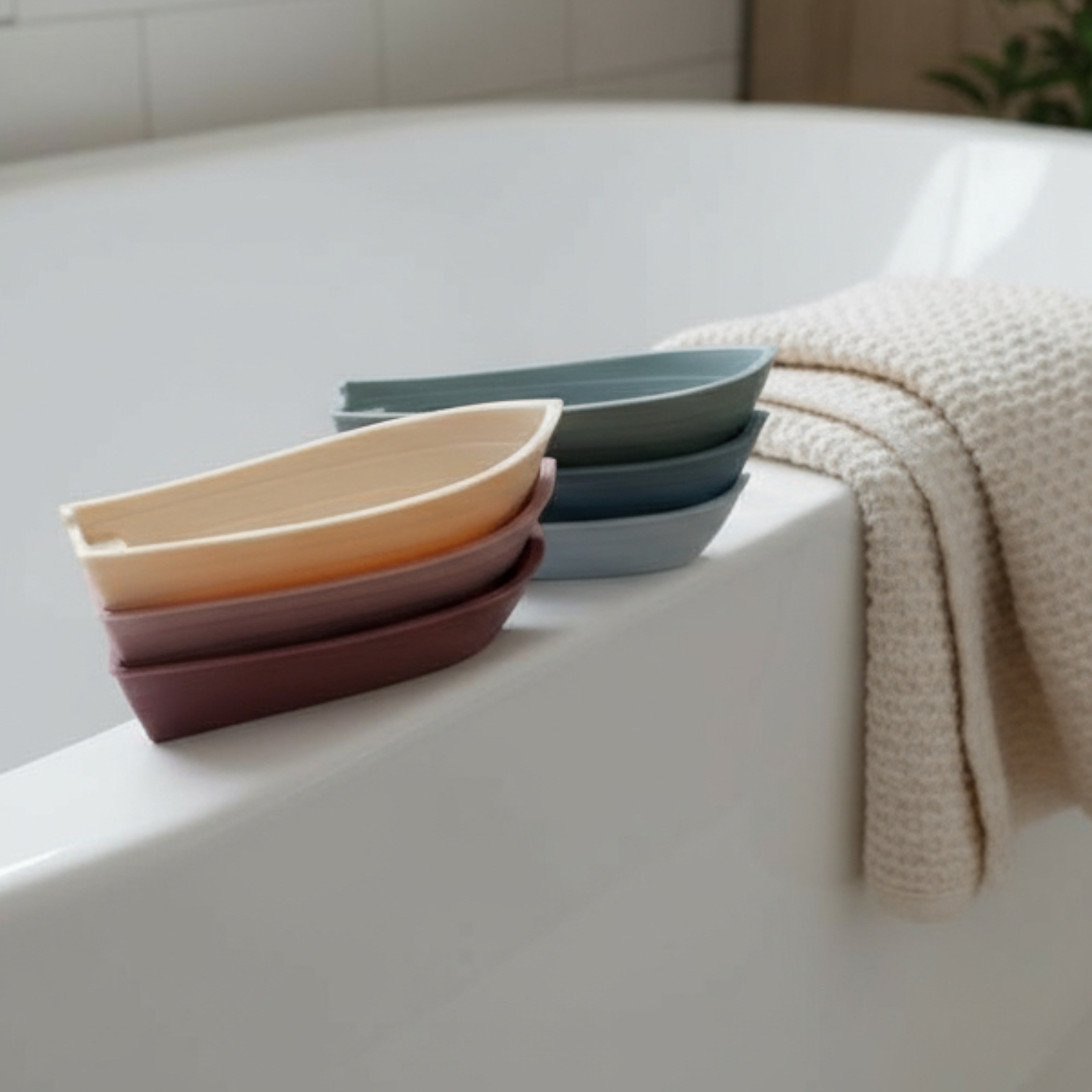 Les 2 coffrets de petit canot posés sur le rebord d'une baignoire