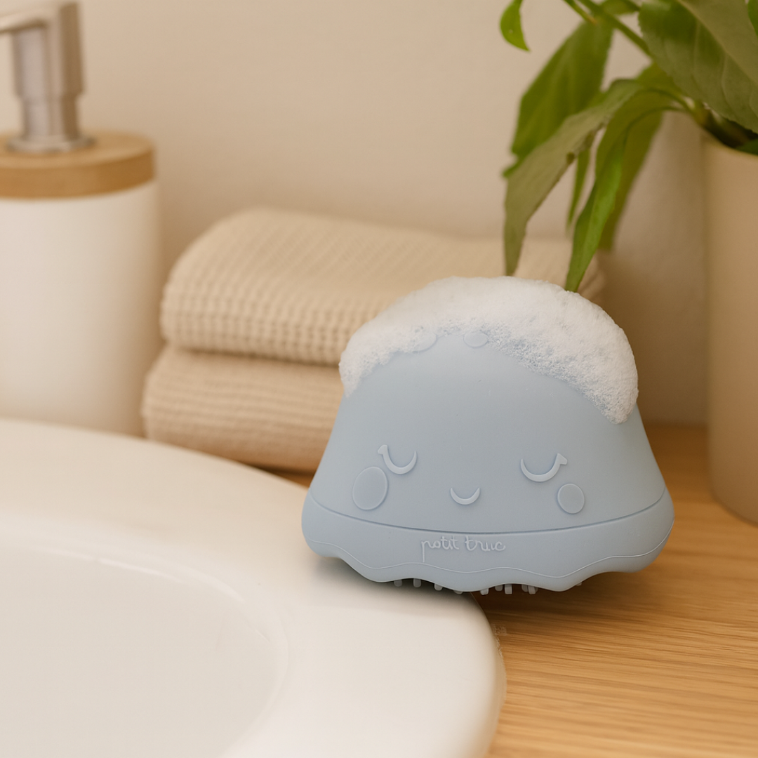 la brosse 2-en-1 Mila la Méduse posée sur le lavabo